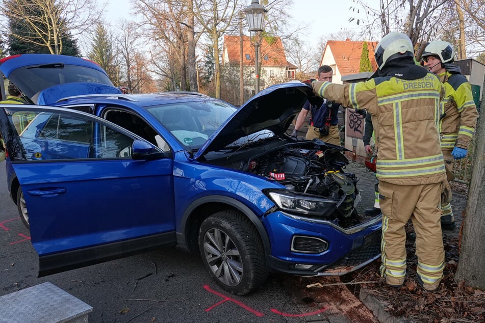 Crash in Kleinzschachwitz: VW knallt gegen Baum