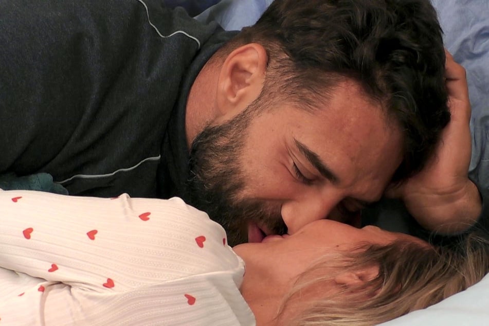 Na endlich! Diesen Kuss musste sich Aleks (35) erst durch eine Sprachnachricht erarbeiten.