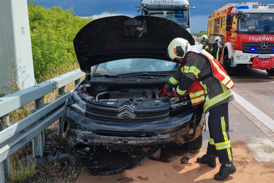 Neben dem Citroën war auch ein LKW vom Unfall betroffen. Er soll laut ersten Informationen herumfliegende Fahrzeugteile abbekommen haben.