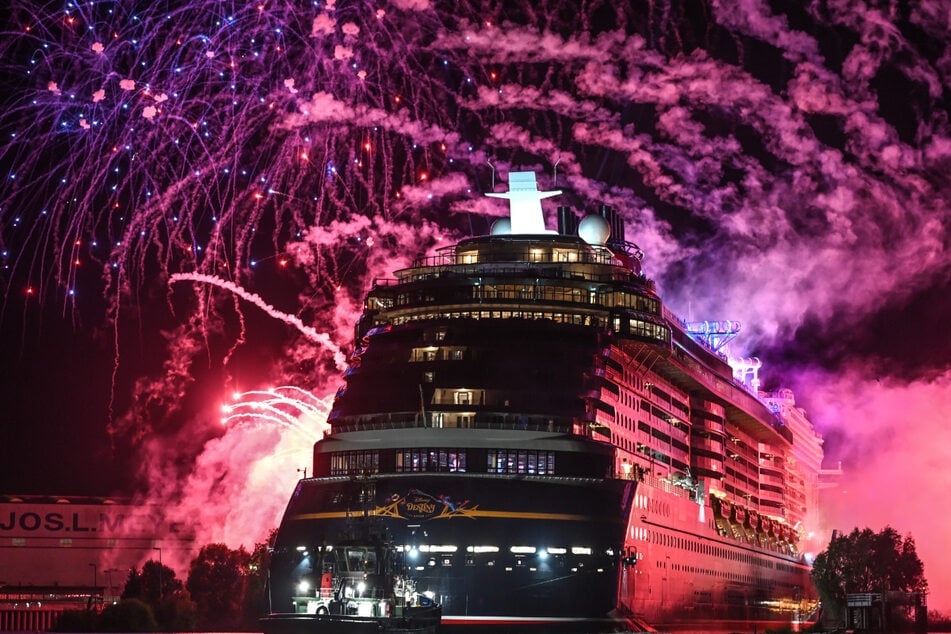 Das Kreuzfahrtschiff "Disney Destiny" hat in der Nacht die Meyer Werft verlassen und wurde überführt.