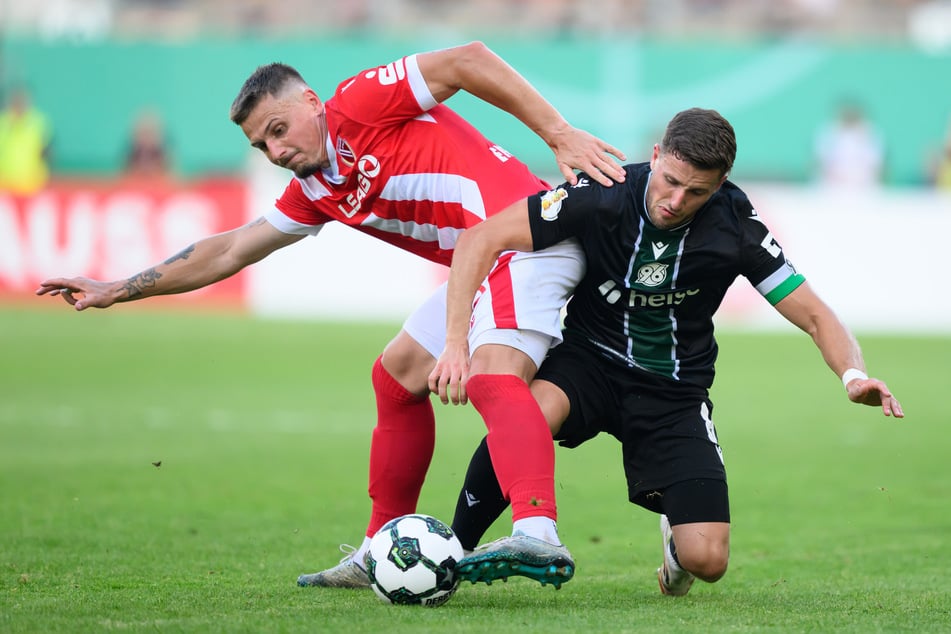 Erik Engelhardt (27, l.) tat sich zuletzt mit Sturmpartner bedeutend leichter und traf wieder.