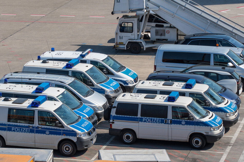 Die Polizei nahm den Tatverdächtigen am Flughafen fest.