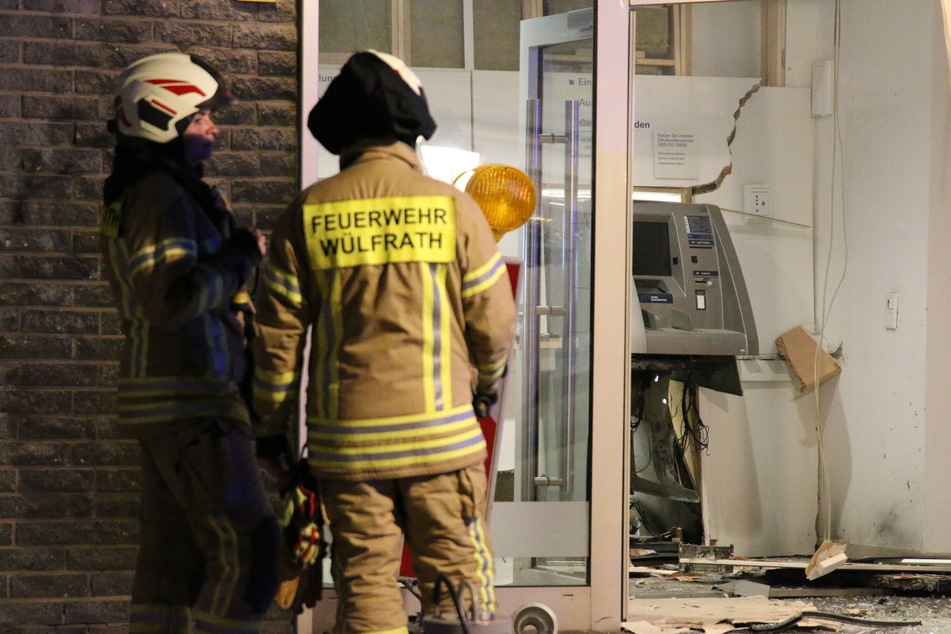 Die Einsatzkräfte der Feuerwehr Wülfrath machen sich ein Bild vom entstandenen Schaden.