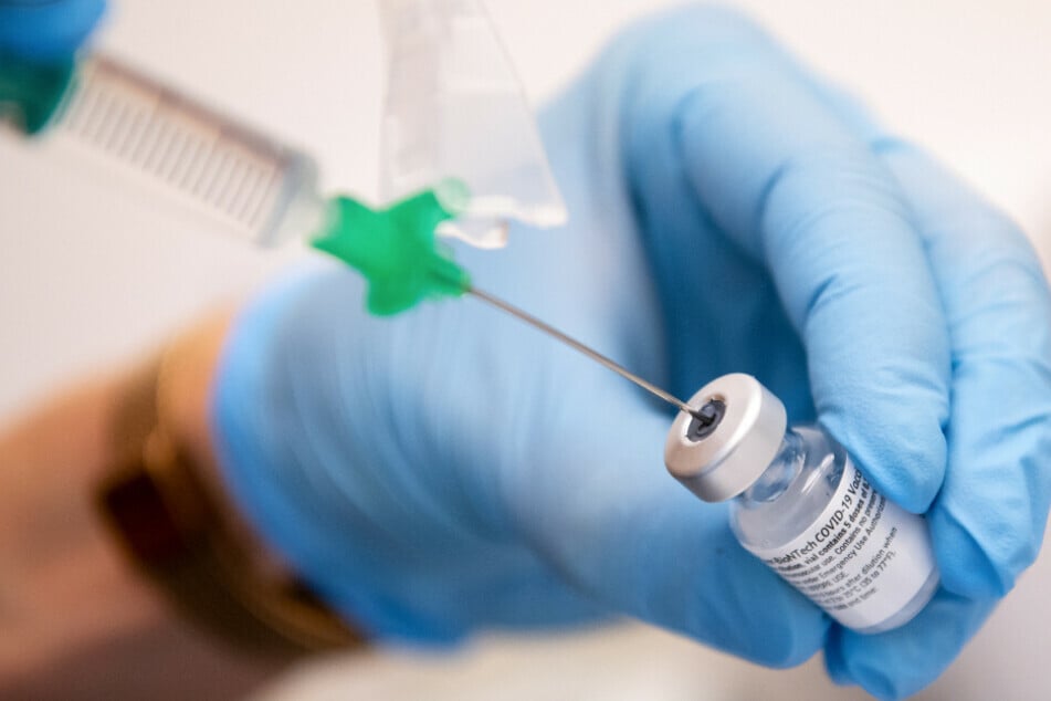 Die Mitarbeiterin einer Klinik bereitet den Impfstoff von Biontech / Pfizer für eine Impfung vor.