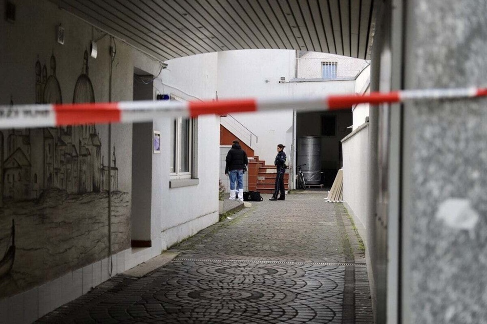 Die Polizei hatte den Tatort in der Sieversstraße am Samstag abgesperrt.