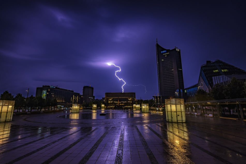 Am Mittwoch und Donnerstag werden in Mitteldeutschland viele Schauer und Gewitter, teils mit unwetterartigem Regen erwartet. (Symbolbild)