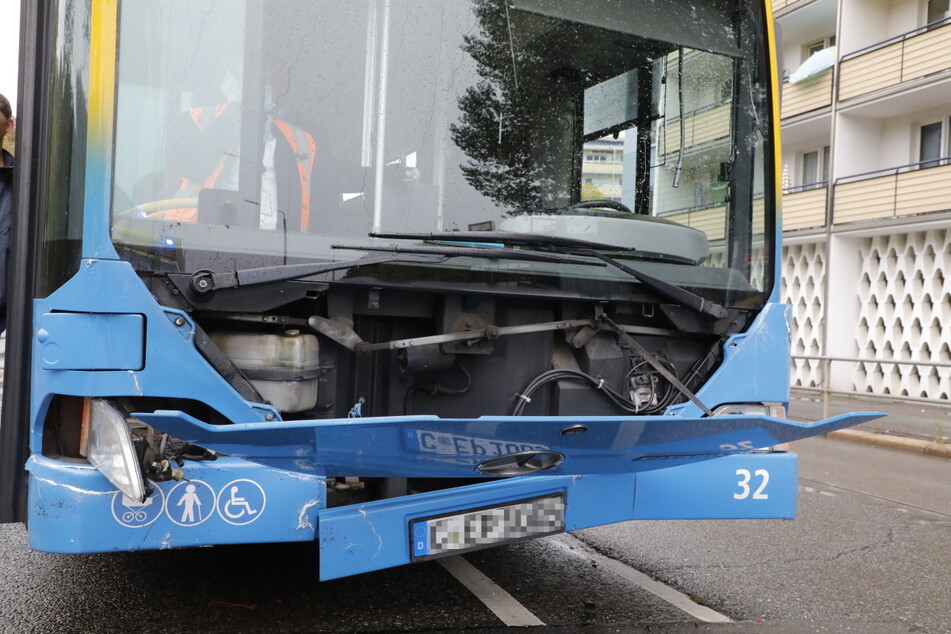 Der Bus wurde im Frontbereich massiv beschädigt.