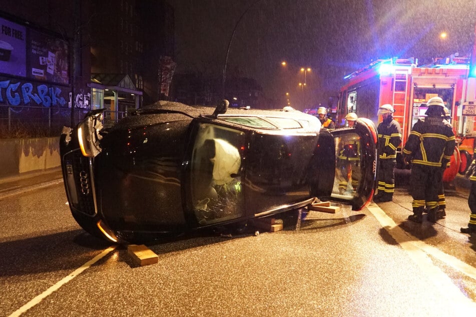 Unfall in Hamburg: Fahrer verliert Kontrolle über Auto
