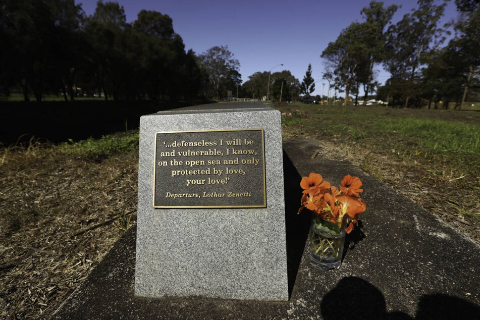 Eine Gedenktafel vor dem Lismore Centra Tourist Park erinnert an Simone Strobel.