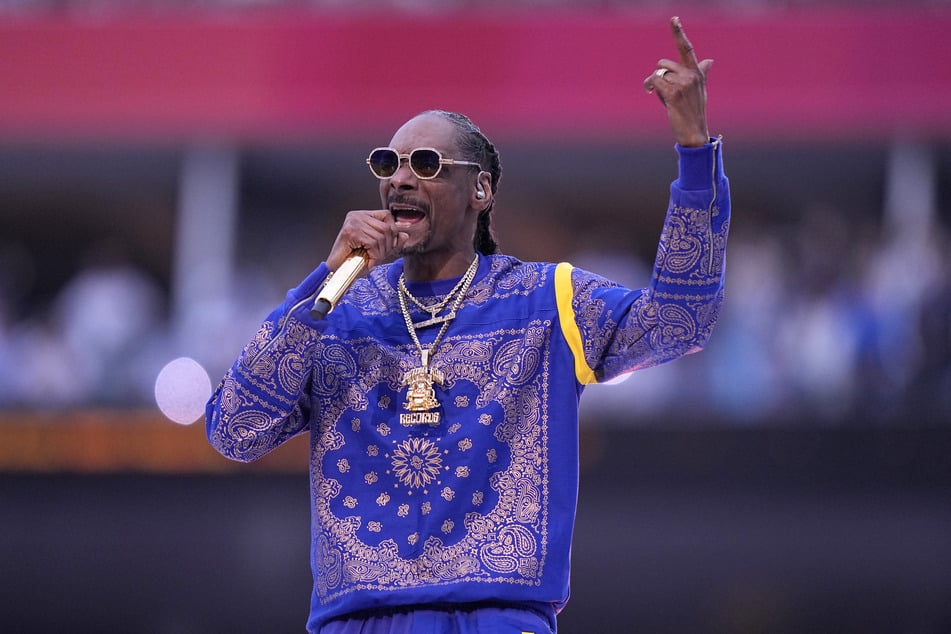 In der Halbzeitshow des 56. Super Bowl rockte Snoop Dogg die Bühne mit Ikonen wie Kendrick Lamar (34), Dr. Dre (56) und Eminem (49).