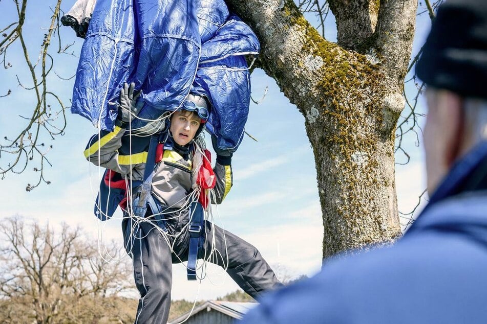 Fallschirmsprung ohne Happy End: Max (Stefan Hartmann) landet in einem Baum - und das ist noch nicht alles.