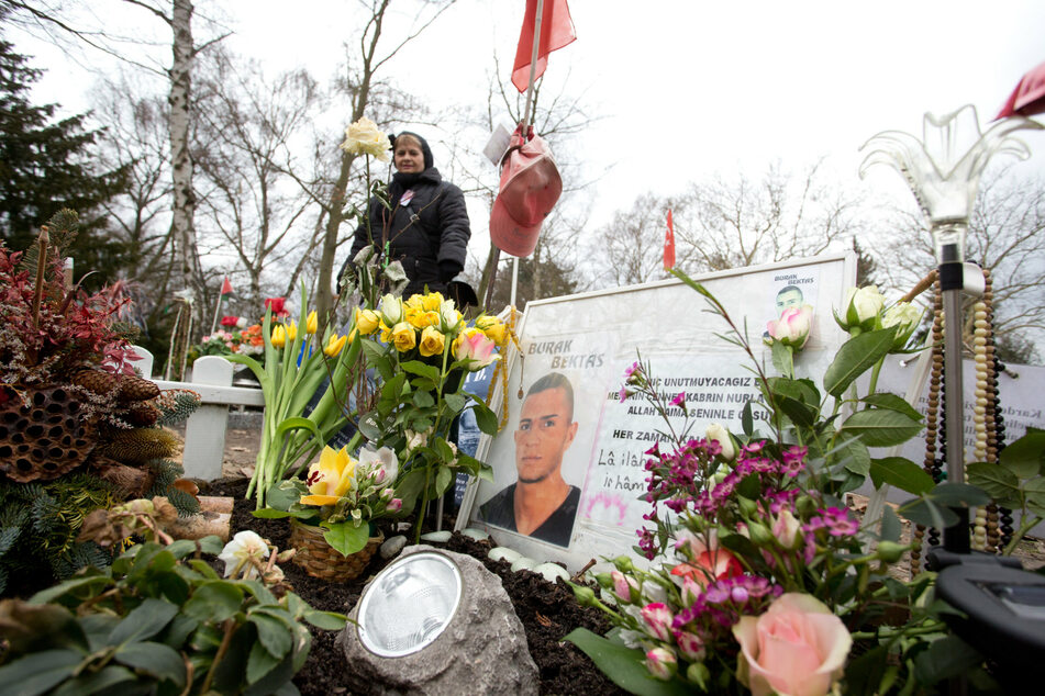 Blick auf das Grab des 22-jährigen Burak Bektas. Er wurde in der Nacht vom 4. zum 5. April 2012 in Berlin-Neukölln erschossen. (Archivbild)
