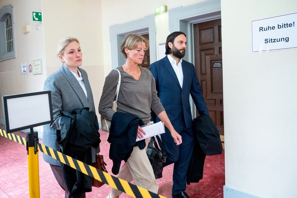 Christina Block mit ihren Anwälten auf den Weg in die Mittagspause. Die Steakhaus-Erbin soll heute "sehr angeschlagen" sein.