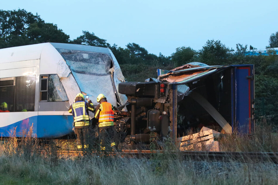 Bei dem Crash an einem Bahnübergang auf Usedom wurden am Dienstagmorgen neun Menschen verletzt.