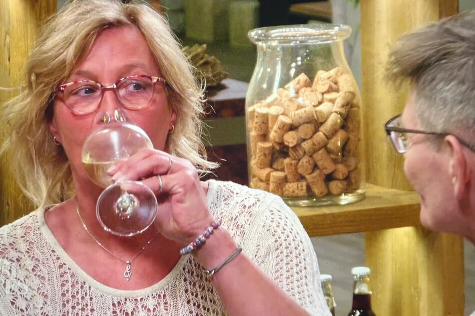 Zu viel für Andrea: Bei Uwe hilft nur noch der Alkohol.