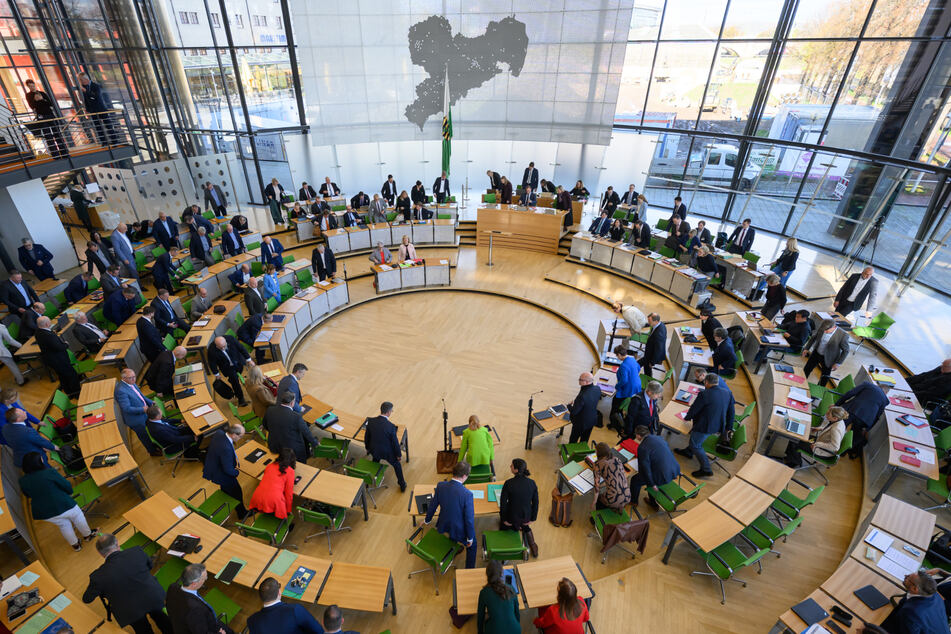 Über ein mögliches AfD-Verbotsverfahren entbrannte am Donnerstag eine intensive Debatte im sächsischen Landtag.