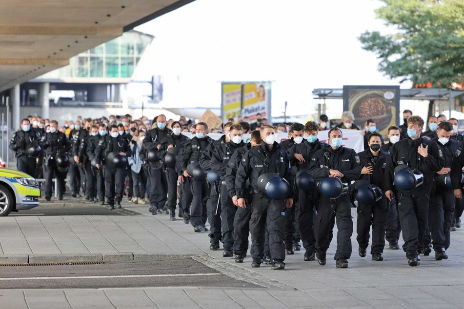Die Polizei sicherte die "Umbau statt Ausbau - LEJ zum sicheren Hafen"-Demo bis zur letzten Minute ab.