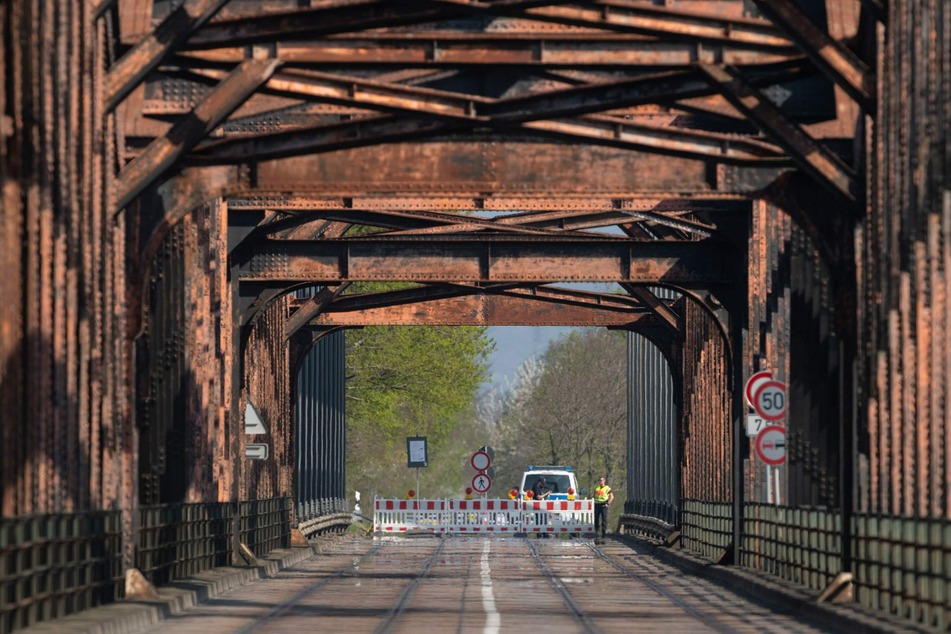 Deutsche Polizisten bewachen die deutsch-französische Grenze auf einer Brücke über dem Rhein im Rahmen der Maßnahmen zur Eindämmung des Coronavirus.