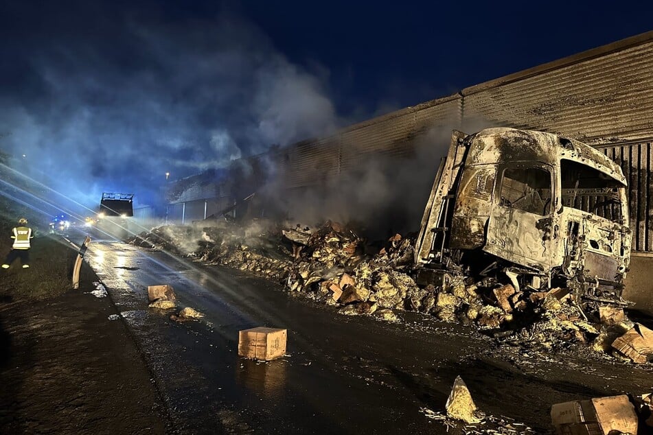 Die Flammen des brennenden Lasters beschädigten auch ihre Umgebung.