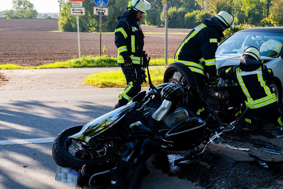 Motorrad und Auto krachen gegeneinander: Person schwebt in Lebensgefahr