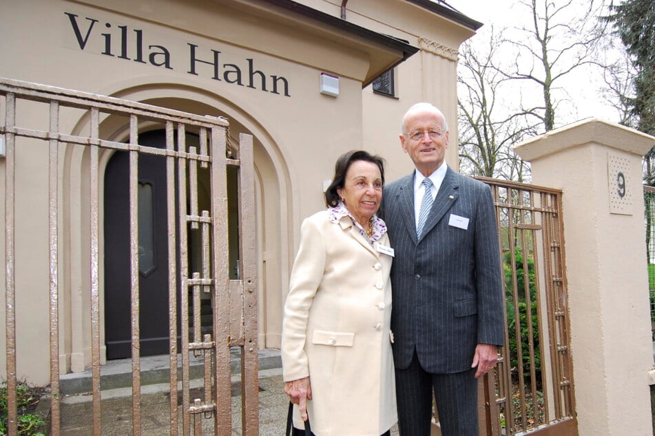 In dieser Villa auf dem Kapellenberg wohnte Hahn vor dem Zweiten Weltkrieg. Hier bei einem Besuch mit seiner Frau 2014.