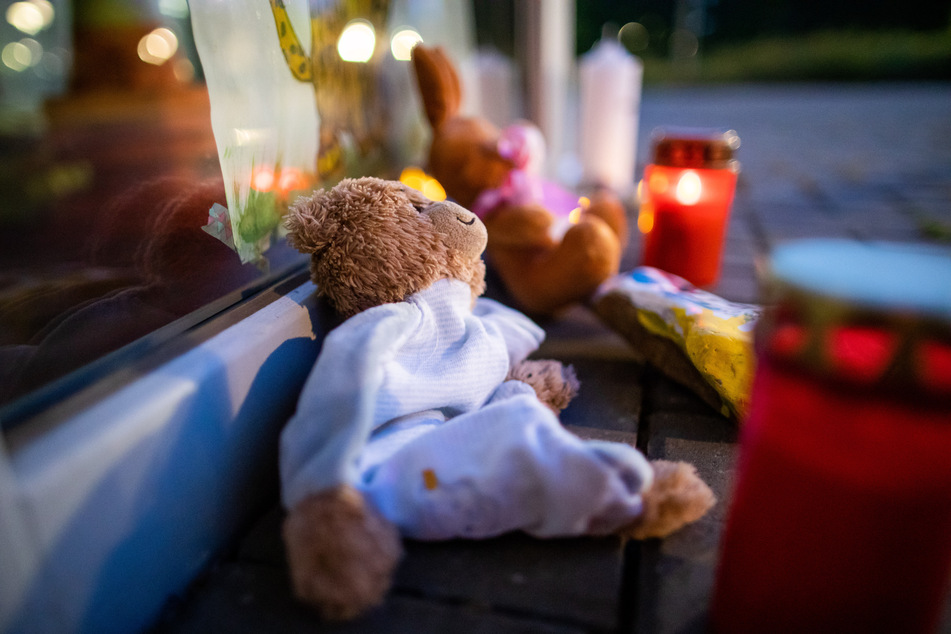 Ein halbes Jahr nach dem gewaltsamen Tod eines dreijährigen Jungen in Lennestadt im Kreis Olpe hat der Vater des Kindes den Mord gestanden (Symbolbild).
