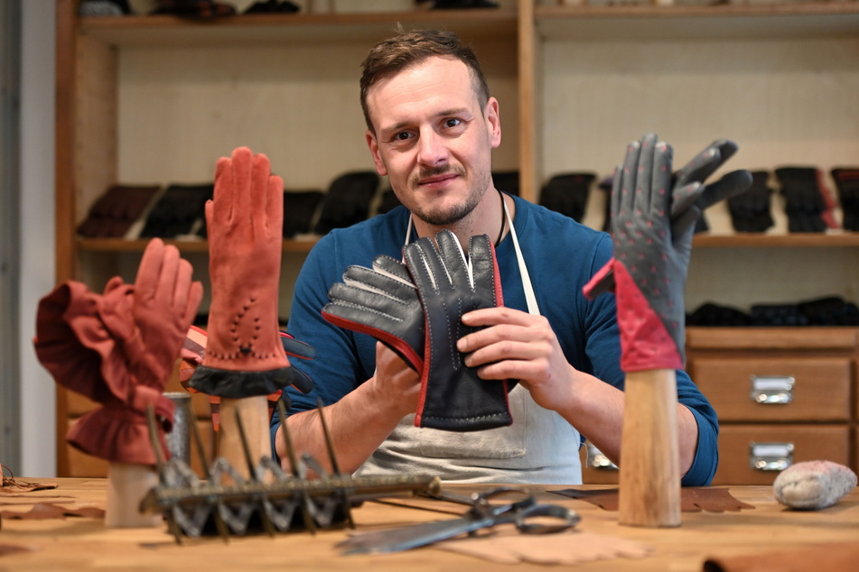 Handschuhmacher Nils Bergauer (38) will künftig Kulturhauptstadt-Besucher in seiner Schneeberger Manufaktur begrüßen.