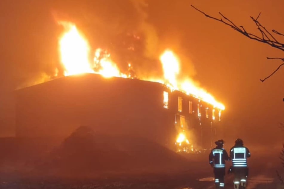 Die Feldscheune fing am Freitagabend Feuer. Bis in den Samstagmittag sind Einsatzkräfte mit Löscharbeiten beschäftigt.