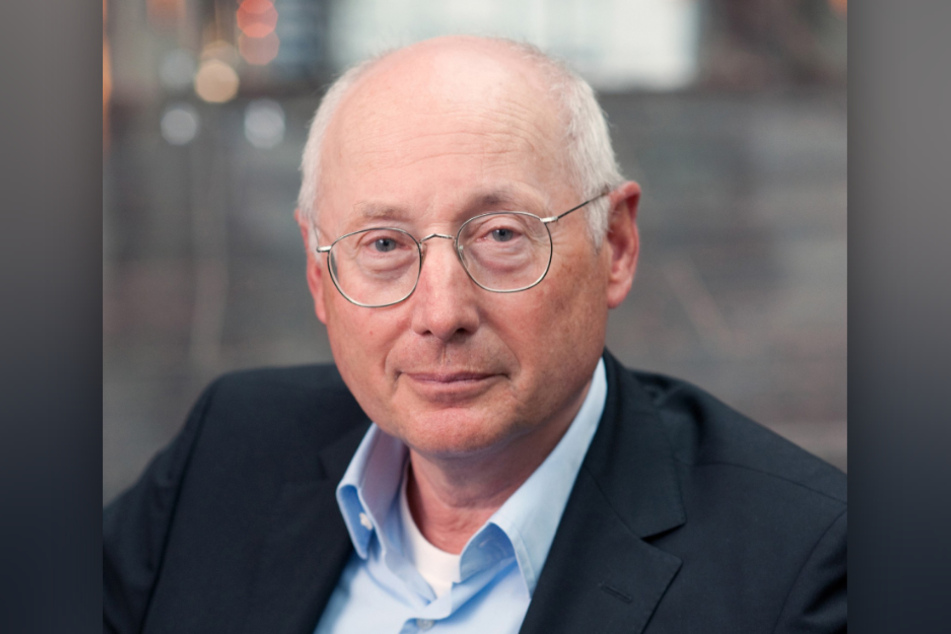 Der erfolgreiche Journalist Stefan Aust (74) wird das Drehbuch für die Verfilmung über Angela Merkel (66, CDU) schreiben.