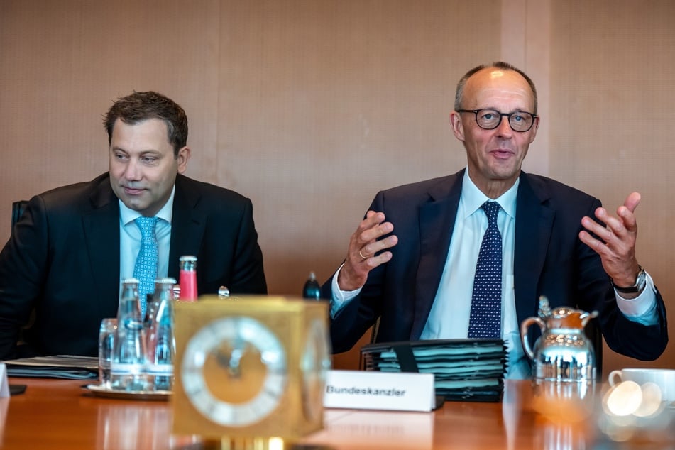 Bundeskanzler Friedrich Merz (69, CDU, r.) und sein Vize Lars Klingbeil (47, SPD) müssen einen weiteren Rückschlag hinnehmen.