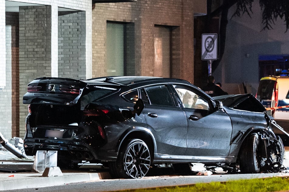 Über diesen BMW X6 hatte der Angeklagte die Kontrolle verloren. Beim anschließenden Unfall starben zwei Menschen.