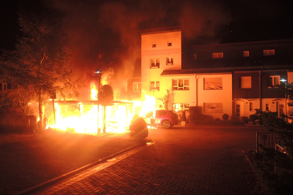 Der Brand eines Carports hat in Gardelegen drei Autos und die anliegenden Häuser beschädigt.