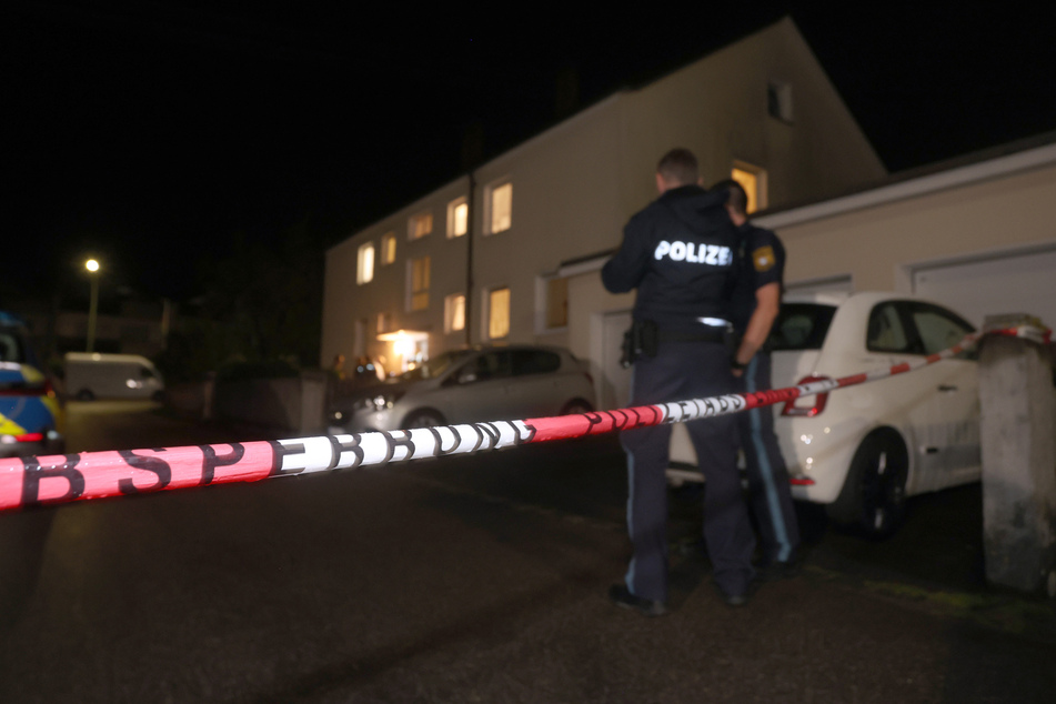 Polizisten stehen im Juli 2023 vor dem Haus in Langweid, in dem drei Menschen erschossen wurden.