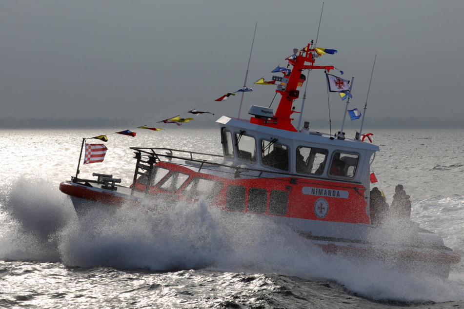 Zwei Seenotrettungsboote, zwei Streifenboote der Polizei und zwei Hubschrauber suchten auf der Ostsee nach den Gekenterten. (Symbolbild)