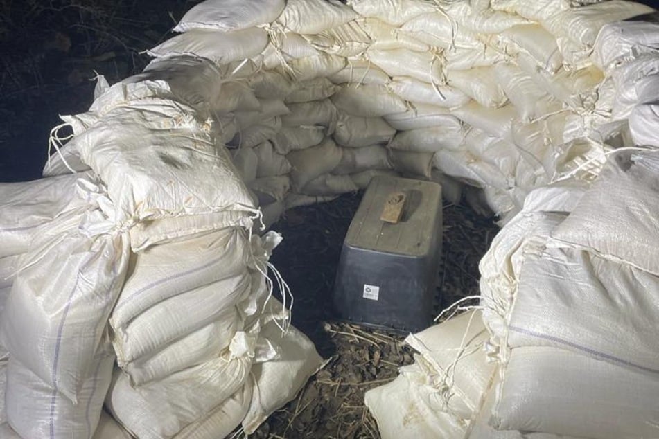 Etliche schützende Sandsäcke waren um die Tellermine aufgetürmt worden.