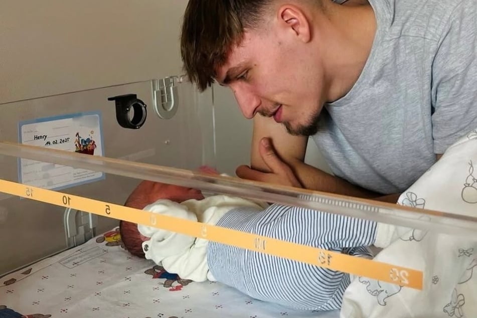 Am 14. Februar wurde Maximilian Schmid erstmals Papa. Sein Sohn heißt Henry.