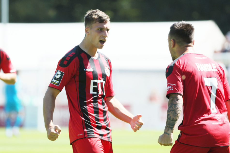 Robin Meißner (24, l.) jubelte beim 2:1-Sieg der Viktoria in der Vorsaison gegen Dresden mit Simon Handle (30) über seinen Treffer zum 1:1.