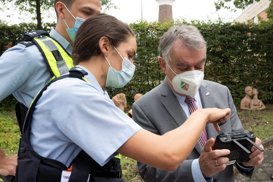NRW-Innenminister Herbert Reul (68) lässt sich ein Drohnen-Instrument erklären.