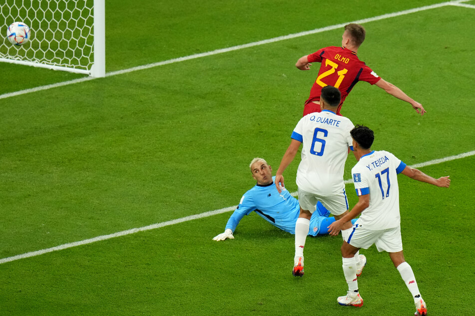 Dani Olmo (24) trifft zum 1:0 für die Spanier gegen Costa Rica.