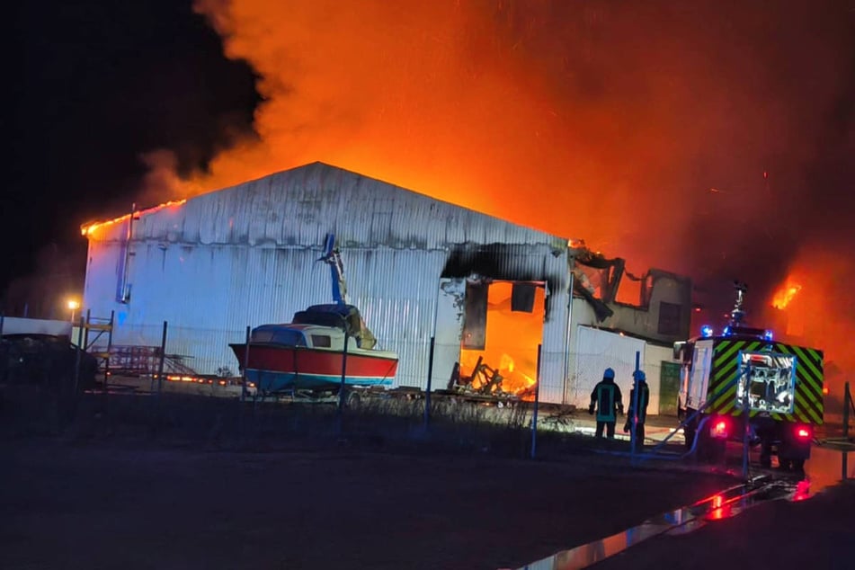 Beim Eintreffen der Einsatzkräfte brannte die Lagerhalle bereits lichterloh.