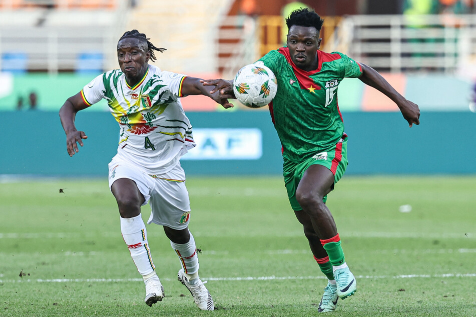 RB Leipzigs Amadou Haidara (26, l.) steht mit Mali im Viertelfinale des Afrika-Cups.