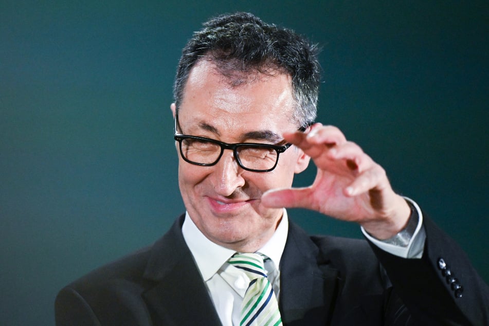 Cem Özdemir (60, Grüne) hat nach dem sehr knappen Ausgang der Landtagswahl den Regierungsanspruch der Grünen unterstrichen - und den Vorschlag einer Teilung der Amtszeit mit der CDU scharf zurückgewiesen.