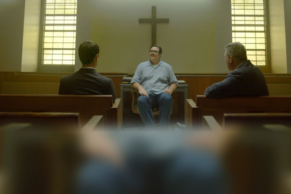 Jonathan Groff (als Holden Ford, l-r), Cameron Britton (als Verbrecher Kemper) und Holt McCallany (als Bill Tench) in einer Szene aus "Mindhunter".