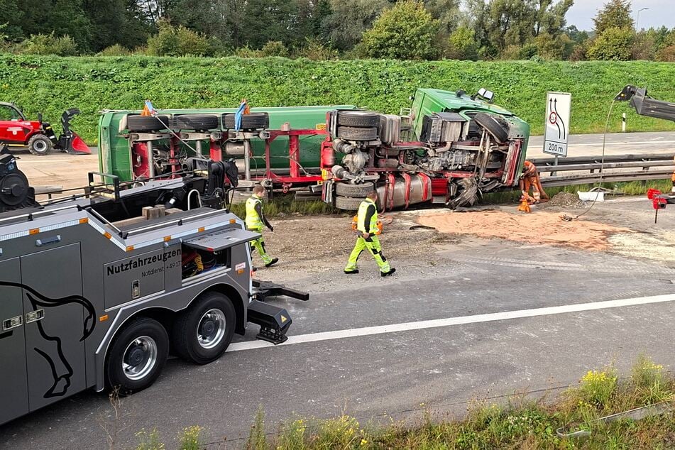 Die Arbeiten zur Bergung des Sattelzugs führten am Montagmorgen zu größeren Verkehrsproblemen.