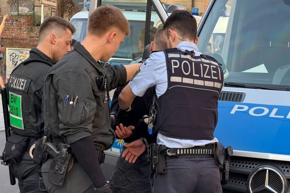 Auf dem Marienplatz war es zu Auseinandersetzungen gekommen. Die Polizei nahm zahlreiche Personalien auf und setzte zahlreiche Menschen fest.
