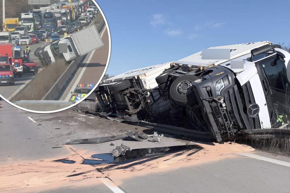 Unfall A9: Schwerer Unfall auf der A9: Lastwagen kippt auf Mittelleitplanke