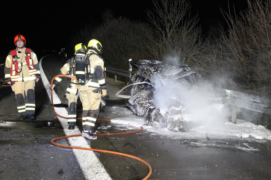 Nach einem Zusammenstoß von drei Fahrzeugen auf der A38 fing der Honda Feuer und brannte aus.