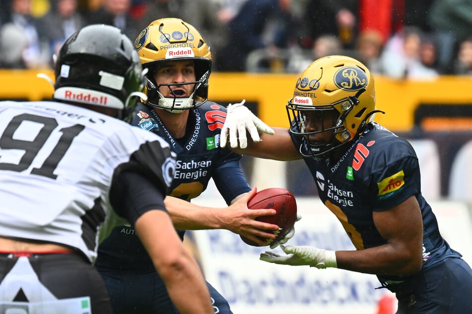 Es ist ein schmaler Grat: Schonen die Monarchs Spieler wie Quarterback Justin Miller (M.) oder Tofunmi Lala für die Play-offs oder riskieren sie alles für die Nordmeisterschaft?