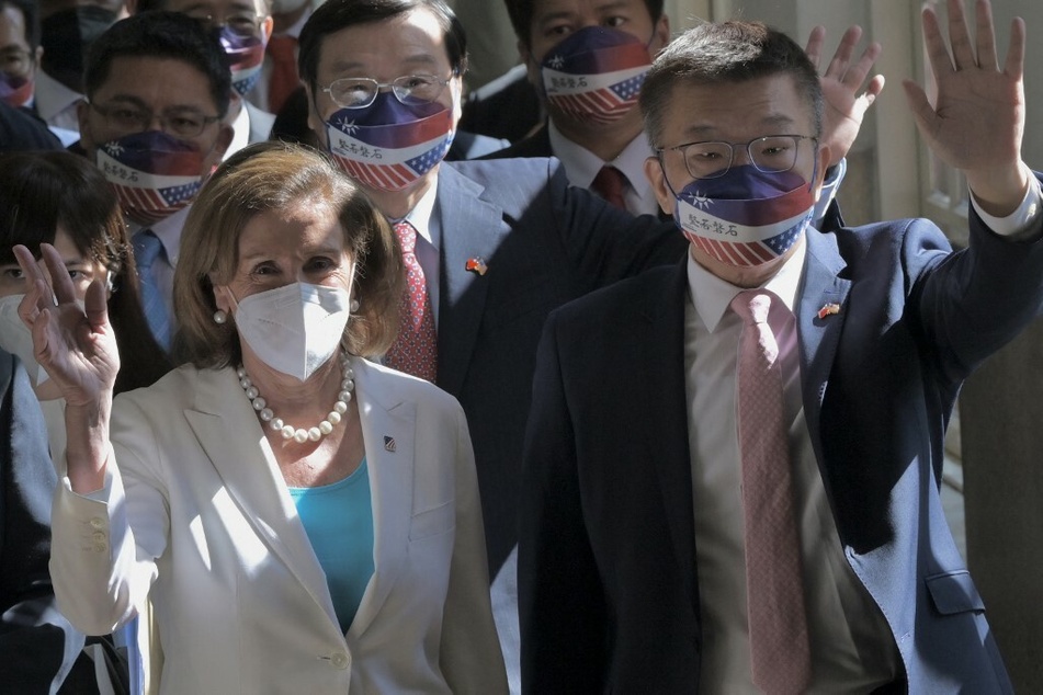 US House Speaker Nancy Pelosi (l.) and Taiwanese Parliament Vice Speaker Tsai Chi-chang (r.) wave as they arrive at the Parliament in Taipei on August 3, 2022.