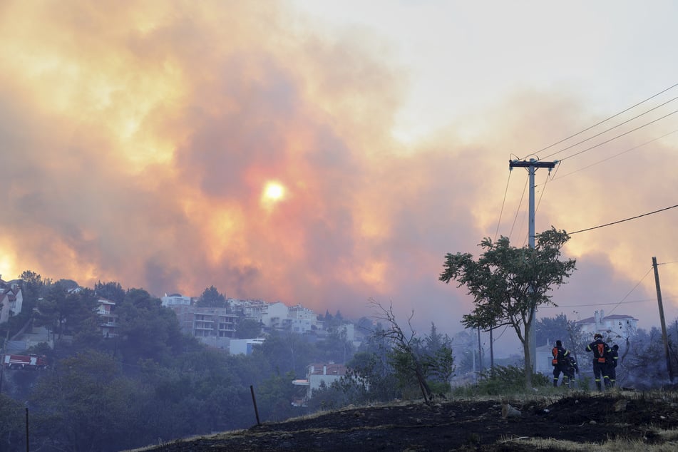 Rauch bedeckt den Himmel während eines Waldbrandes im nordwestlichen Vorort Kryoneri in Athen.
